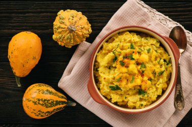 Risotto kabak, peynir ve maydanoz ile.