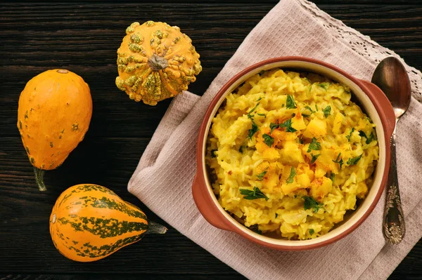 Risotto kabak, peynir ve maydanoz ile.