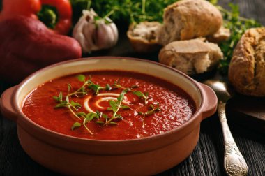 Sarımsak ve timian ile krem pişmiş kırmızı biber çorbası.