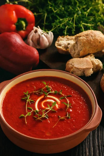 Sarımsak ve timian ile krem pişmiş kırmızı biber çorbası.