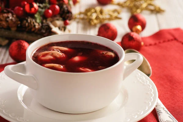 Sopa tradicional de Navidad polaca - sopa de borscht rojo con albóndigas en plato blanco . — Foto de Stock