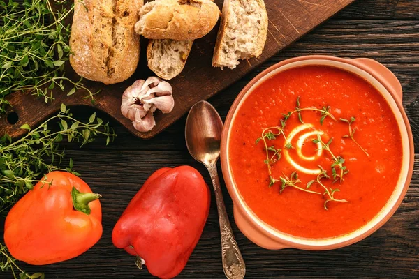Суп из красного перца с чесноком и тимианом . — стоковое фото
