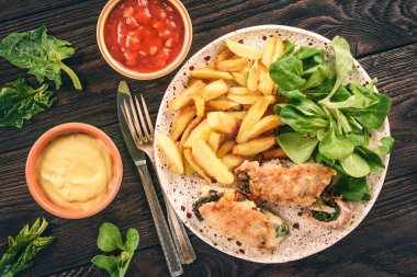 Domuz eti roulades ıspanak ve peynir Dolum, patates kızartması ile servis.
