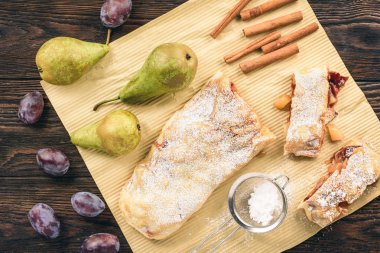 Strudel armut, Erik ve tarçın ile.