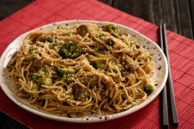 Çin yemeği - erişte brokoli ve sığır eti ile.