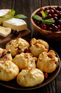 Puf böreği pies camembert peyniri ve kızılcık. 