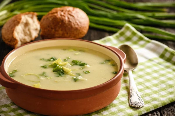 Purjolök grädde soppa på svart bakgrund. — Stockfoto