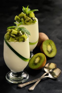 İtalyan tatlı - pannacotta kiwu meyve ile.