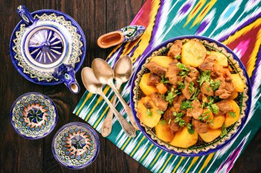 Sığır eti sebzelerle, Özbek oryantal tarzı mutfağı Komposto.