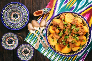 Sığır eti sebzelerle, Özbek oryantal tarzı mutfağı Komposto.