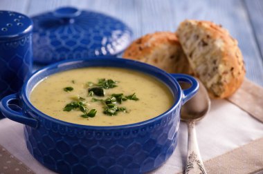 Pırasa ve Beyaz ahşap zemin üzerinde kabak krem çorbası.