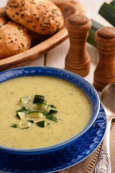 Крем-суп з цибулею-порей та кабачками на білому дерев'яному фоні . — стокове фото