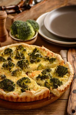 Quiche ile brokoli, ahşap arka plan üzerinde.