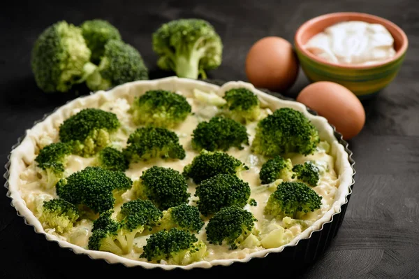 Quiche mit Brokkoli, Kochprozess. — Stockfoto
