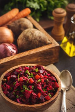 Pancar, havuç, bezelye ve soğan sebze salatası. Rus tarzı mutfağı.