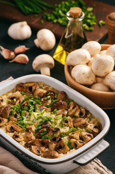 Вегетарианская рисовая запеканка с грибами, луком-порей и чесноком . — стоковое фото