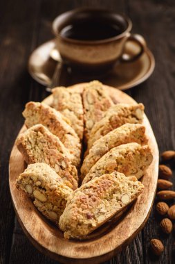 Badem ve kahve ile ev yapımı bisküvi.