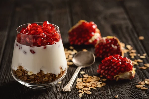 Sobremesa de iogurte saudável com muesli e romã . — Fotografia de Stock