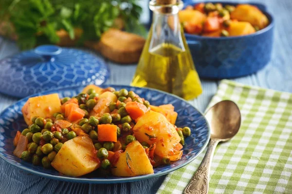 Vegetáriánus ételek - burgonya, borsó, paradicsom, görög ételeket és a. — Stock Fotó