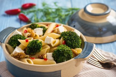 Brokoli, beyaz peynir ve biber ile makarna penne.