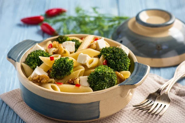 Pasta penne with broccoli, feta cheese and pepper. — Stock Photo, Image