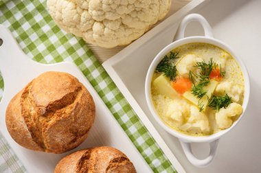 Karnabahar, havuç ve patates ile sağlıklı çorba.