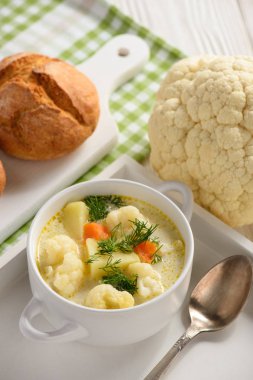 Karnabahar, havuç ve patates ile sağlıklı çorba.