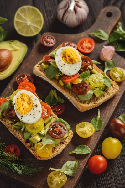 Bruschetta à l'avocat, oeuf et tomates . — Photo