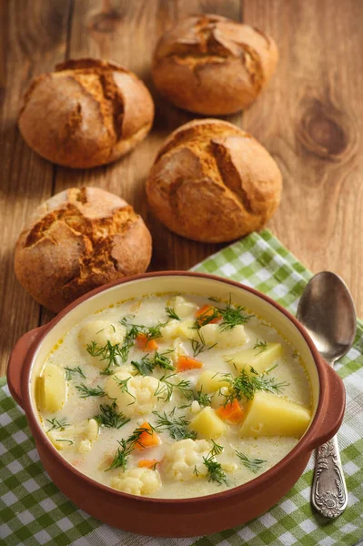 Sopa saludable con coliflor, zanahoria y patatas . —  Fotos de Stock