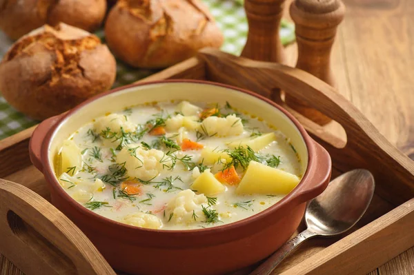 Sopa saudável com couve-flor, cenoura e batatas . — Fotografia de Stock