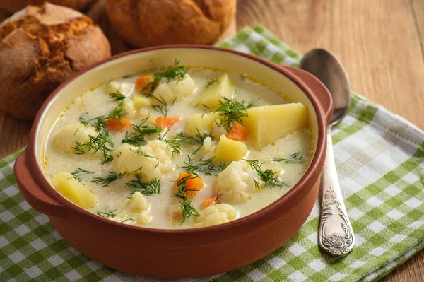 Здоровый суп с цветной капустой, морковью и картошкой . — стоковое фото