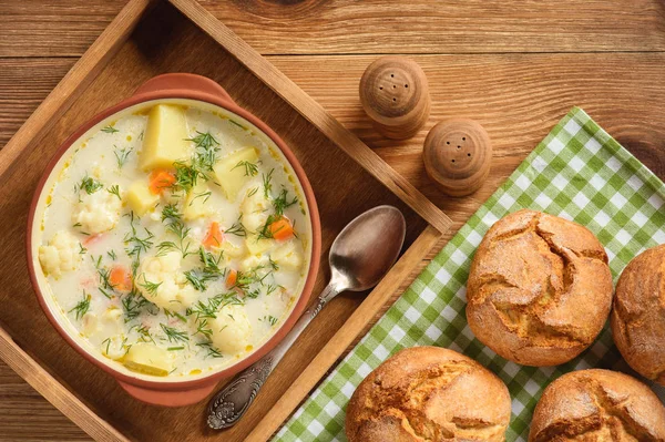 Sopa saludable con coliflor, zanahoria y patatas . — Foto de Stock