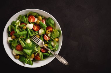 Domates, mozarella ve zeytin salatası.