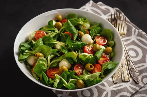 Салат с помидорами, мозареллой и оливками . — стоковое фото
