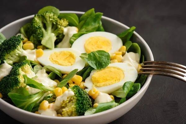 Здоровый вегетарианский салат с яйцами, брокколи, кукурузой и сыром — стоковое фото