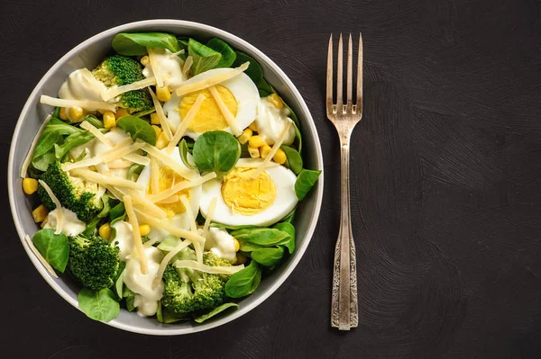 Здоровый вегетарианский салат с яйцами, брокколи, кукурузой и сыром — стоковое фото