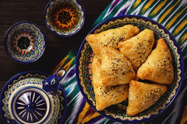 Σφολιατάκια με κρέας (samosa) - παραδοσιακό Ουζμπεκιστάν και Ινδικό pasrty. — Φωτογραφία Αρχείου
