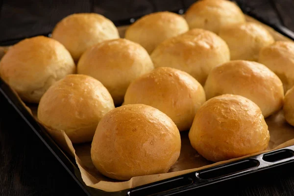 Rolos caseiros de pão de batata na bandeja de madeira . — Fotografia de Stock