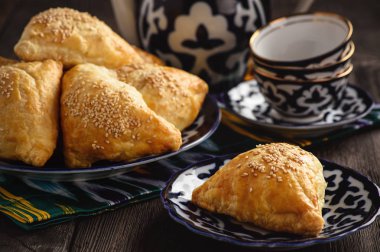 Etli (samosa) - geleneksel Özbek ve Hint pasrty puf hamur işleri. 