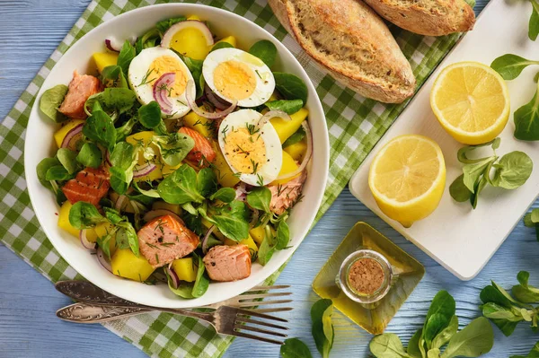 Здоровый салат с лососем, картошкой, яйцами и ягненком . — стоковое фото