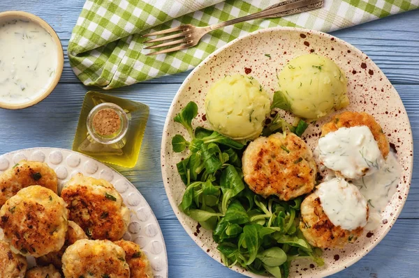 Kip Schnitzel Geserveerd Met Aardappelpuree Salade Knoflook Dip — Stockfoto