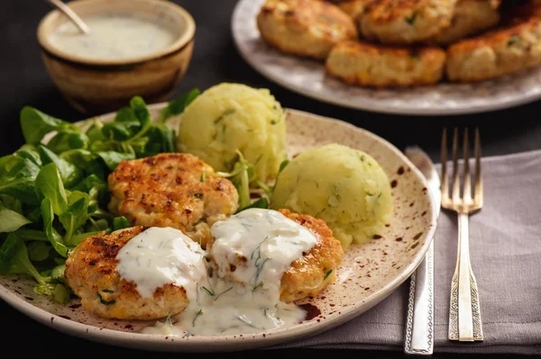 Hühnerschnitzel Mit Kartoffelpüree Salat Und Knoblauchdip — Stockfoto