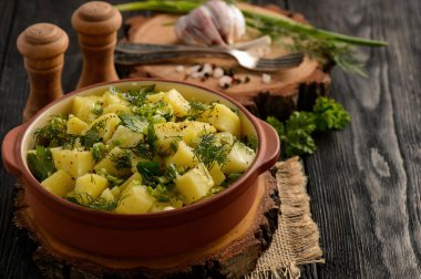 Pırasa, maydanoz, dereotu ve zeytinyağı ile patates salatası.