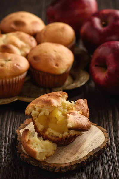 Hausgemachte Muffins Mit Apfelfüllung — Stockfoto
