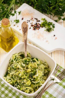 Pırasa, maydanoz, dereotu ve zeytinyağı ile vejetaryen çiğ salata.