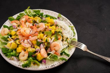 Karides, mango, avokado ve pirinç şehriye salatası.