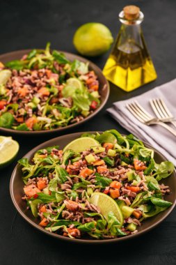 Yabani pirinç, papaya, limon ve salatalık salatası.