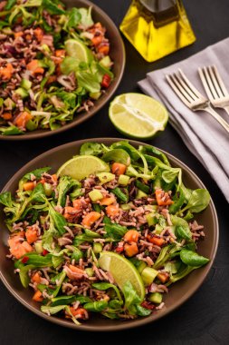 Yabani pirinç, papaya, limon ve salatalık salatası.