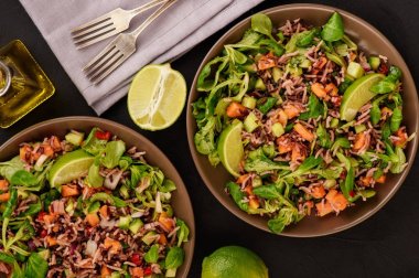 Yabani pirinç, papaya, limon ve salatalık salatası.