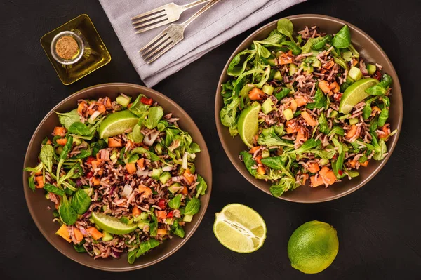 Yabani pirinç, papaya, limon ve salatalık salatası.